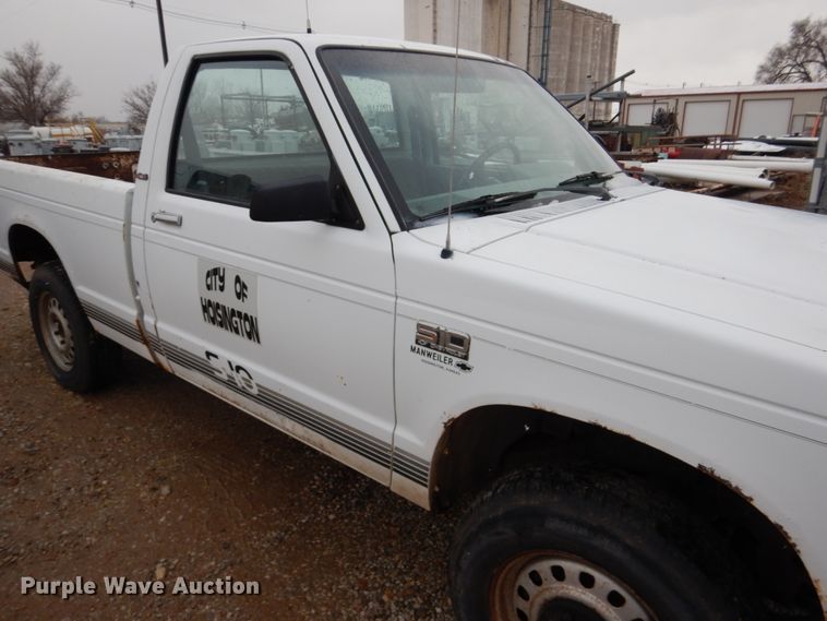 image for item GN9977 1989 Chevrolet S10 pickup truck