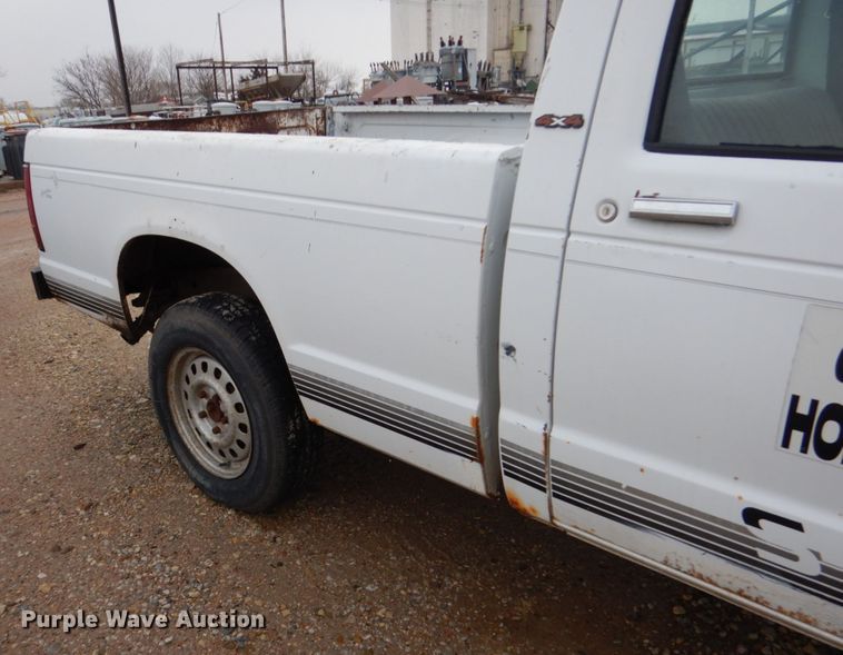 image for item GN9977 1989 Chevrolet S10 pickup truck
