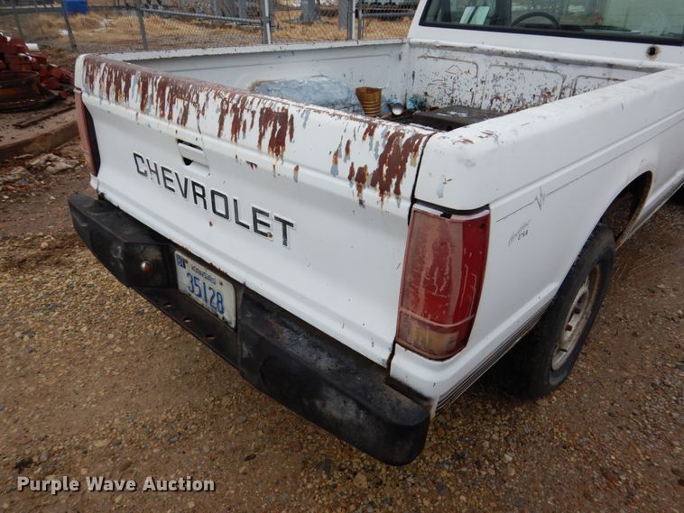 image for item GN9977 1989 Chevrolet S10 pickup truck