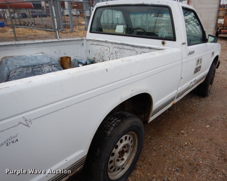 image for item GN9977 1989 Chevrolet S10 pickup truck