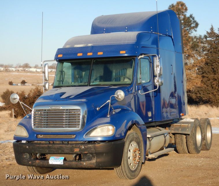 image for item GW9478 2003 Freightliner Columbia semi truck