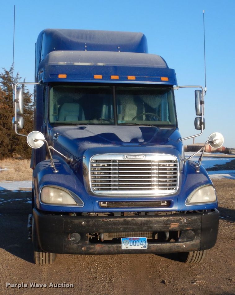 image for item GW9478 2003 Freightliner Columbia semi truck