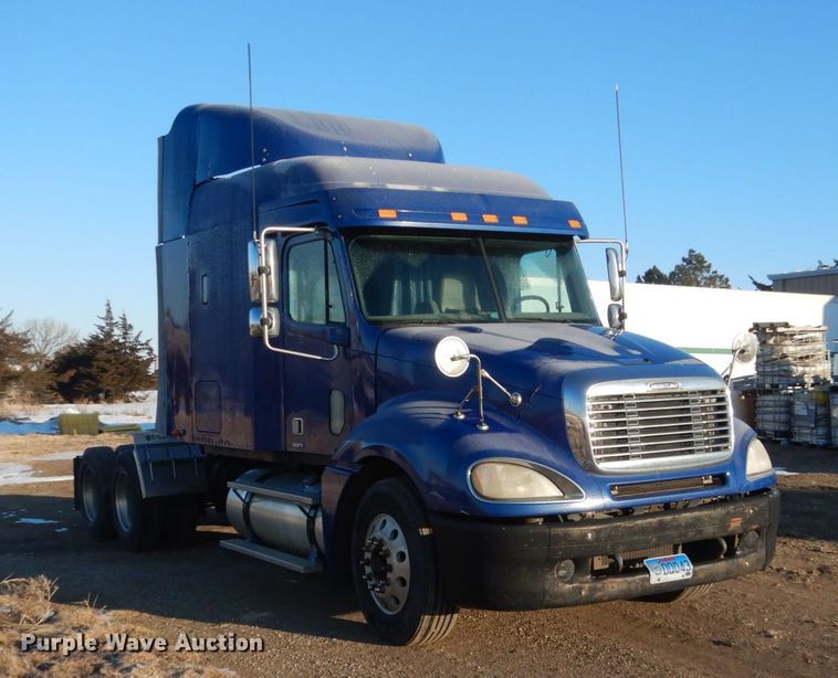 image for item GW9478 2003 Freightliner Columbia semi truck