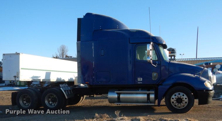 image for item GW9478 2003 Freightliner Columbia semi truck