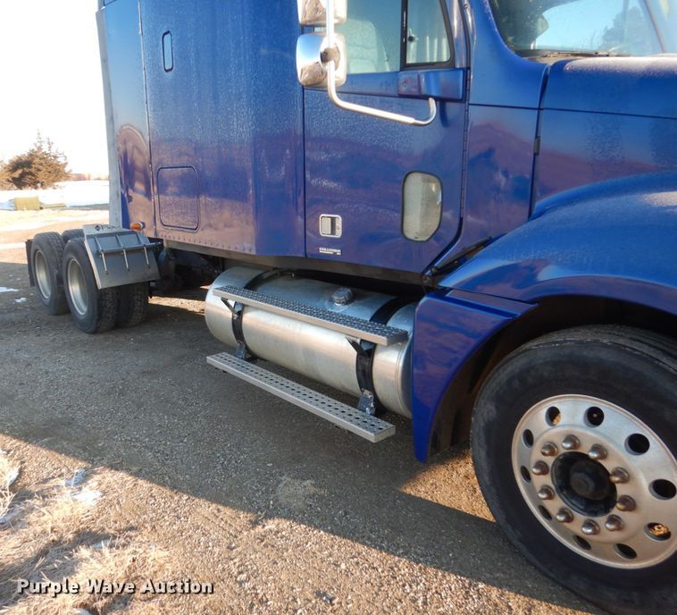 image for item GW9478 2003 Freightliner Columbia semi truck