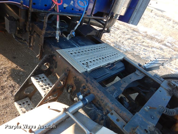 image for item GW9478 2003 Freightliner Columbia semi truck