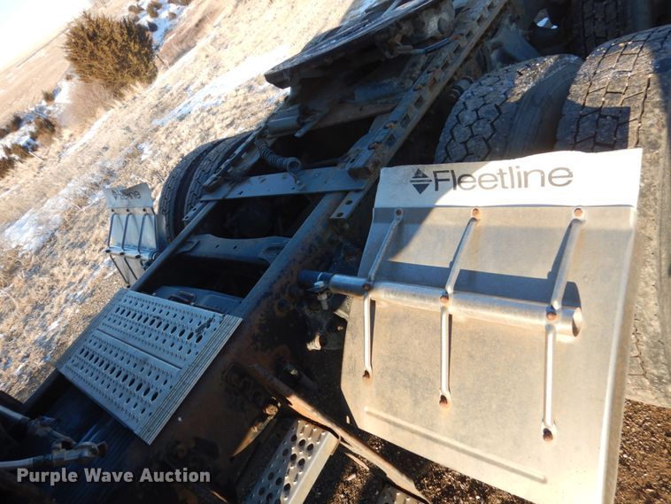 image for item GW9478 2003 Freightliner Columbia semi truck