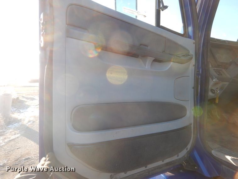 image for item GW9478 2003 Freightliner Columbia semi truck