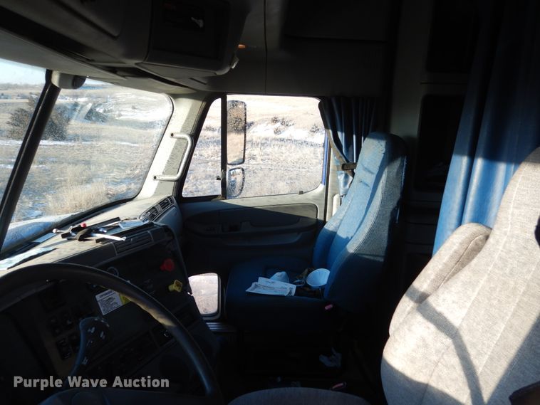 image for item GW9478 2003 Freightliner Columbia semi truck