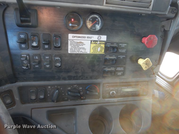 image for item GW9478 2003 Freightliner Columbia semi truck