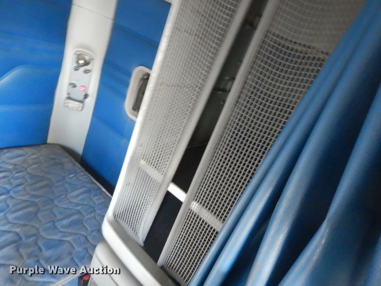 image for item GW9478 2003 Freightliner Columbia semi truck