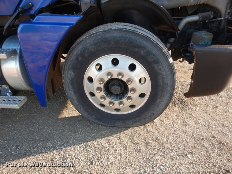 image for item GW9478 2003 Freightliner Columbia semi truck