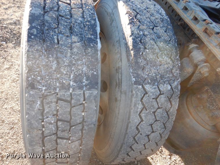 image for item GW9478 2003 Freightliner Columbia semi truck