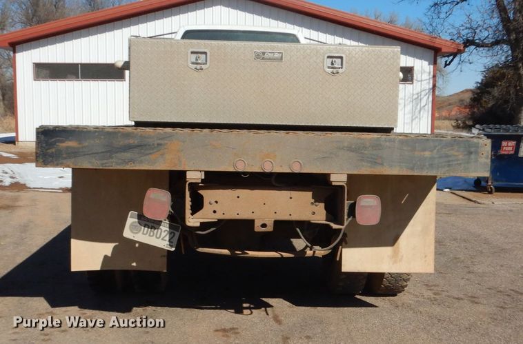 image for item GW9480 2002 GMC C6500 flatbed truck