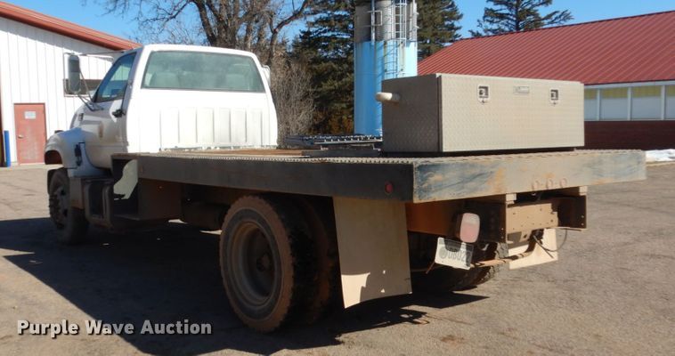 image for item GW9480 2002 GMC C6500 flatbed truck