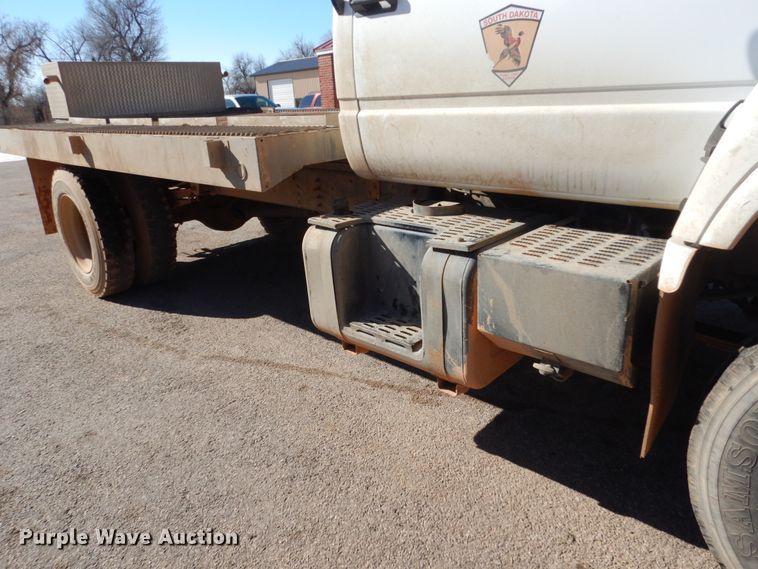 image for item GW9480 2002 GMC C6500 flatbed truck