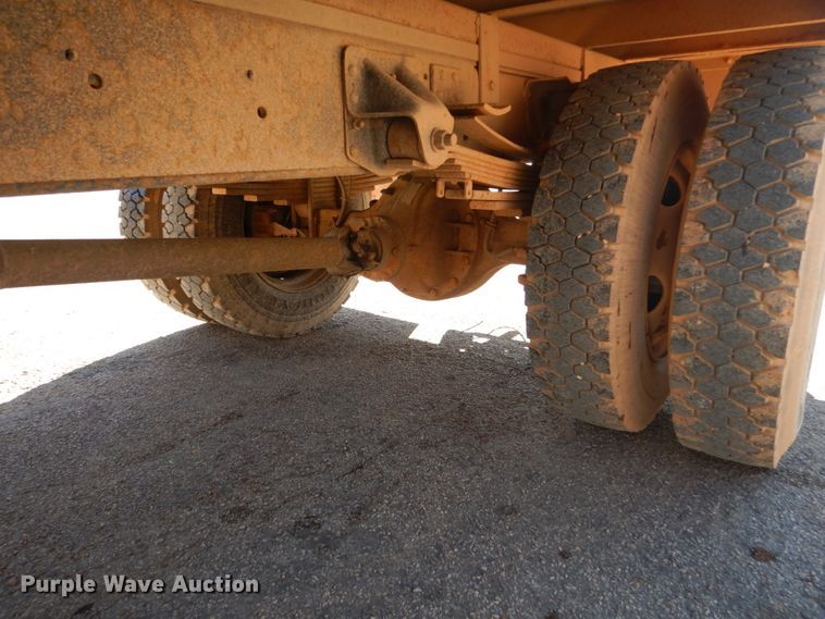 image for item GW9480 2002 GMC C6500 flatbed truck