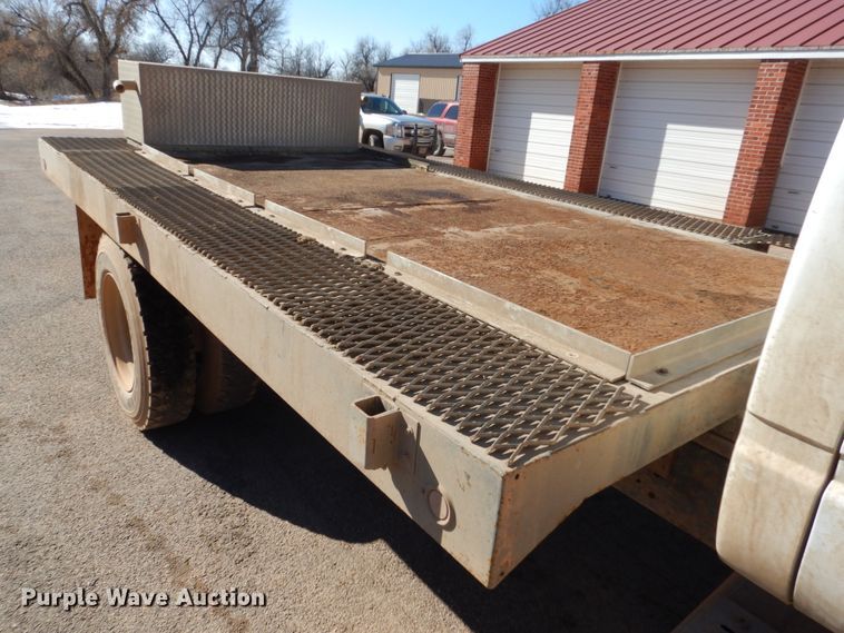 image for item GW9480 2002 GMC C6500 flatbed truck