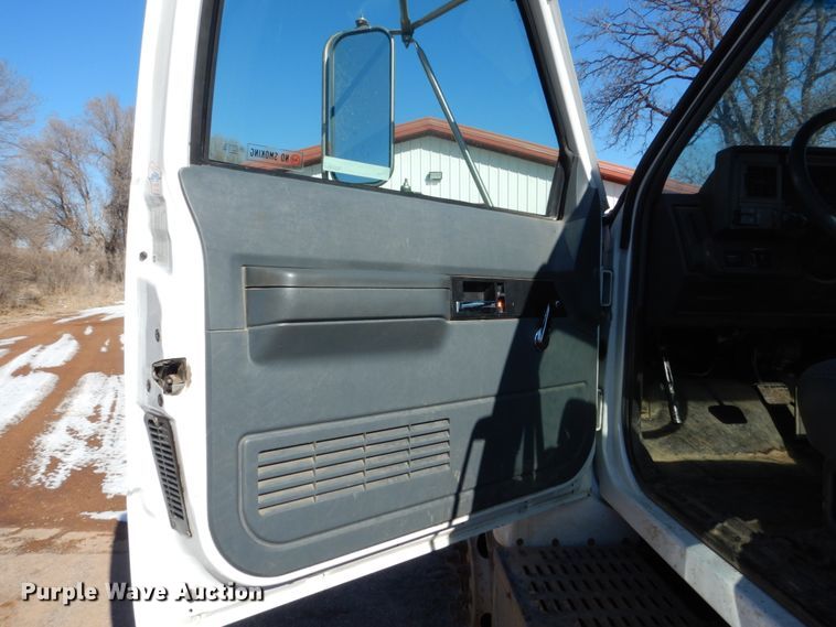 image for item GW9480 2002 GMC C6500 flatbed truck