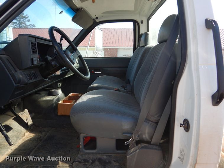 image for item GW9480 2002 GMC C6500 flatbed truck