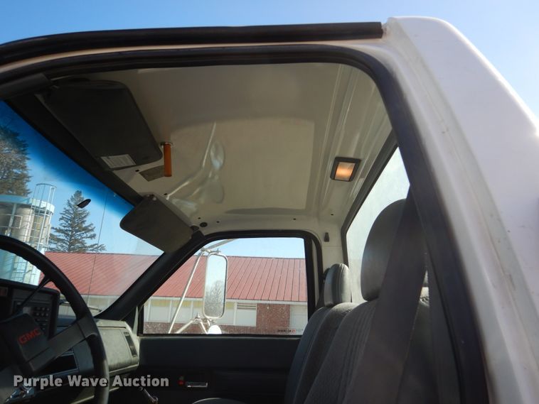 image for item GW9480 2002 GMC C6500 flatbed truck