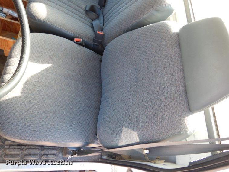 image for item GW9480 2002 GMC C6500 flatbed truck