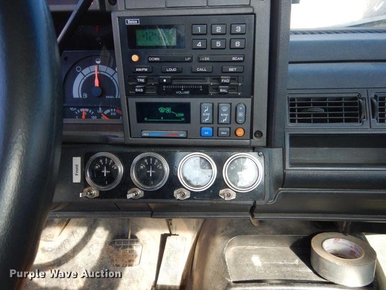 image for item GW9480 2002 GMC C6500 flatbed truck