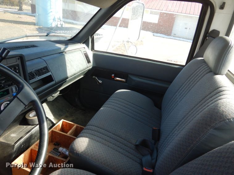 image for item GW9480 2002 GMC C6500 flatbed truck