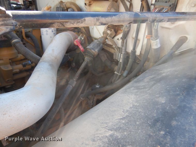 image for item GW9480 2002 GMC C6500 flatbed truck