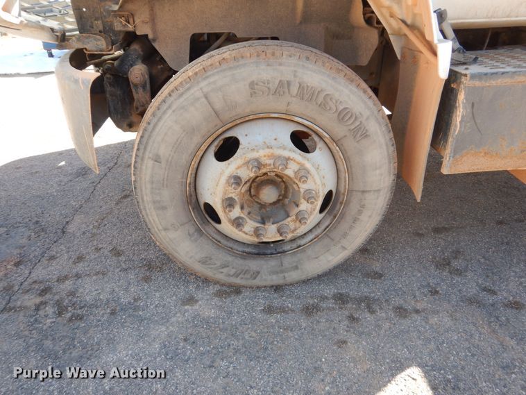 image for item GW9480 2002 GMC C6500 flatbed truck