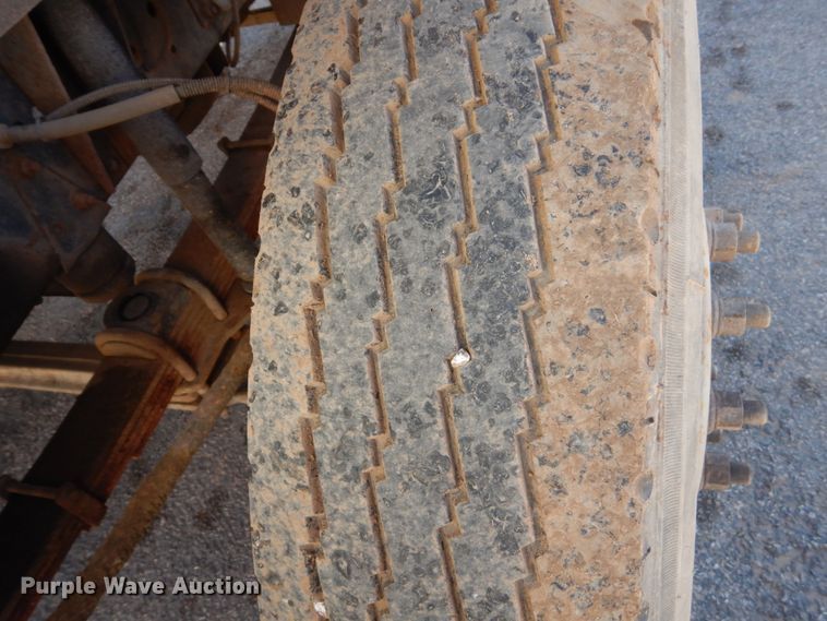 image for item GW9480 2002 GMC C6500 flatbed truck