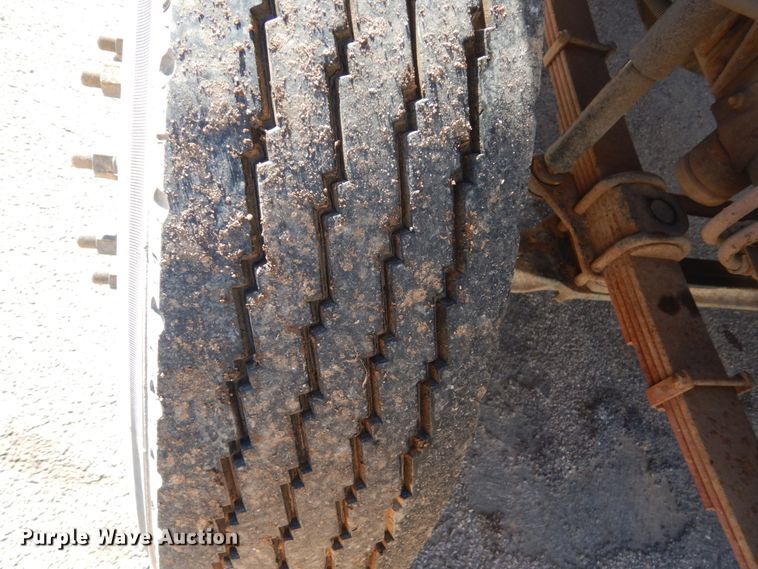 image for item GW9480 2002 GMC C6500 flatbed truck