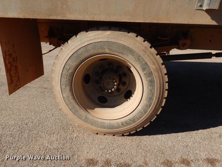 image for item GW9480 2002 GMC C6500 flatbed truck