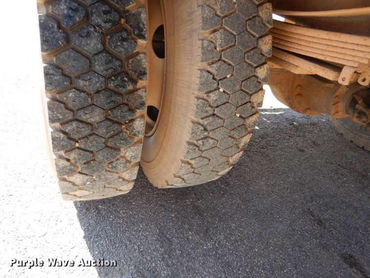 image for item GW9480 2002 GMC C6500 flatbed truck