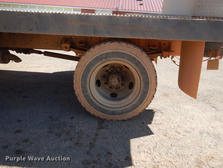 image for item GW9480 2002 GMC C6500 flatbed truck