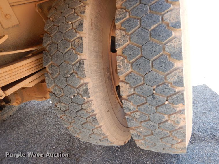 image for item GW9480 2002 GMC C6500 flatbed truck