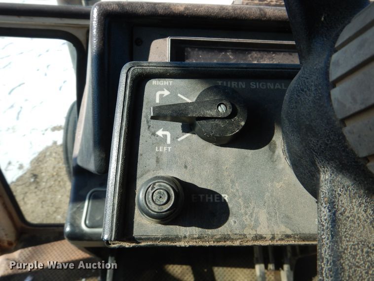 image for item GX9869 1982 Case 2290 tractor