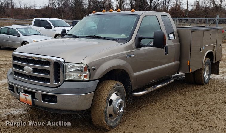 image for item L1419 2005 Ford F350 Super Duty SuperCab utility bed pickup truck