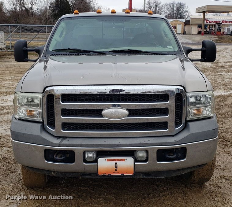 image for item L1419 2005 Ford F350 Super Duty SuperCab utility bed pickup truck