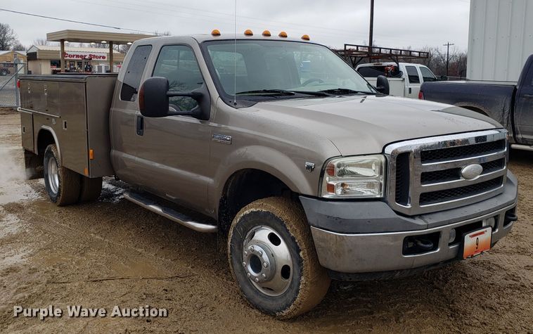 image for item L1419 2005 Ford F350 Super Duty SuperCab utility bed pickup truck