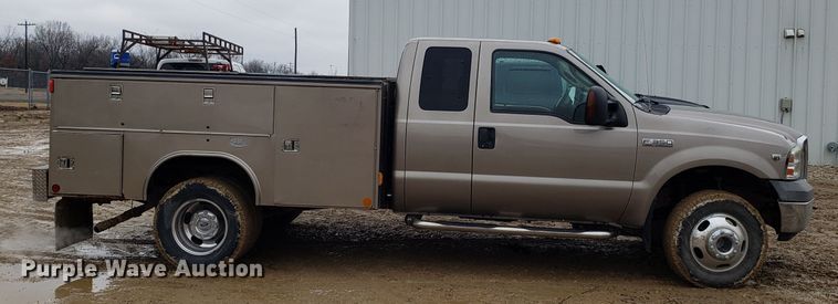 image for item L1419 2005 Ford F350 Super Duty SuperCab utility bed pickup truck