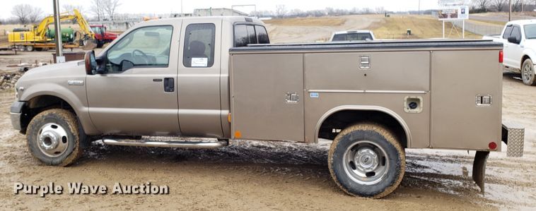 image for item L1419 2005 Ford F350 Super Duty SuperCab utility bed pickup truck