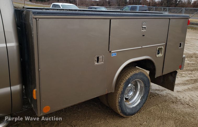 image for item L1419 2005 Ford F350 Super Duty SuperCab utility bed pickup truck