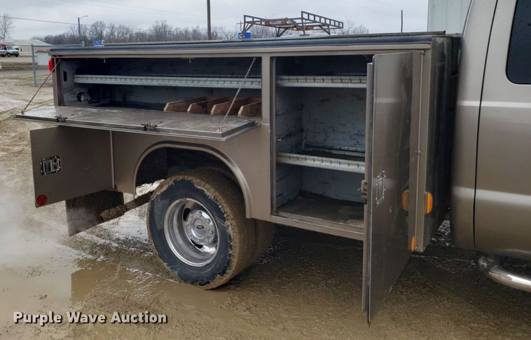 image for item L1419 2005 Ford F350 Super Duty SuperCab utility bed pickup truck