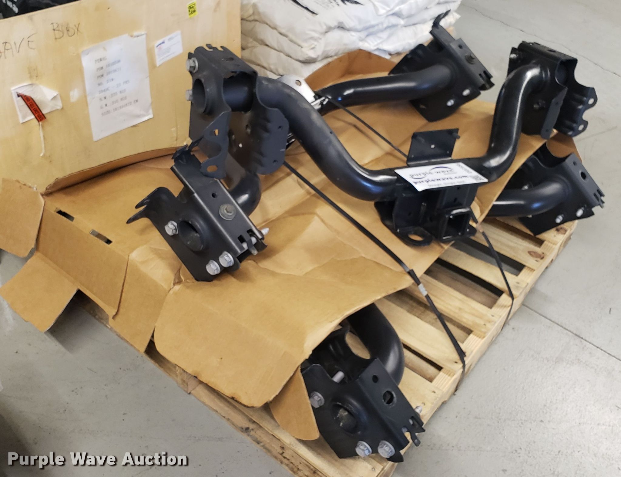 (4) receiver hitches in Lee's Summit, MO Item DD2556 sold Purple Wave