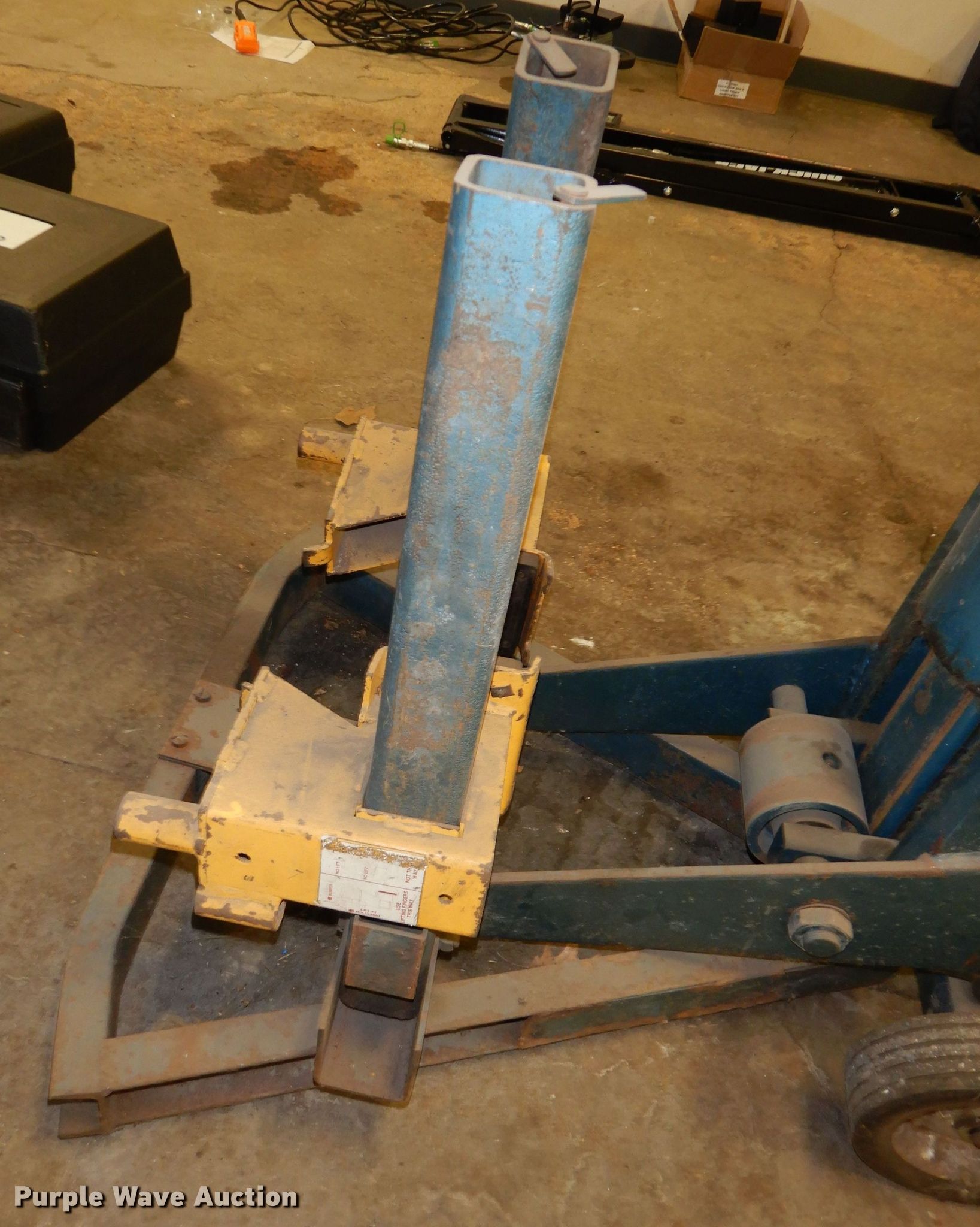 Walker 93696 air lift jack in Prairie Village, KS Item FD9817 sold