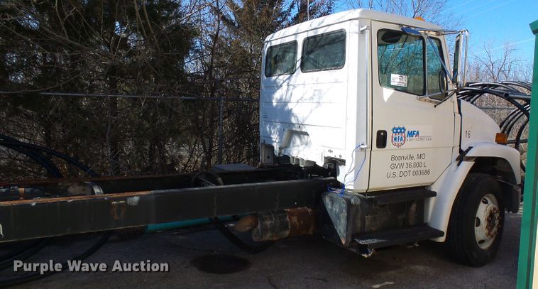 image for item DD1769 1999 Freightliner FL70 truck cab and chassis