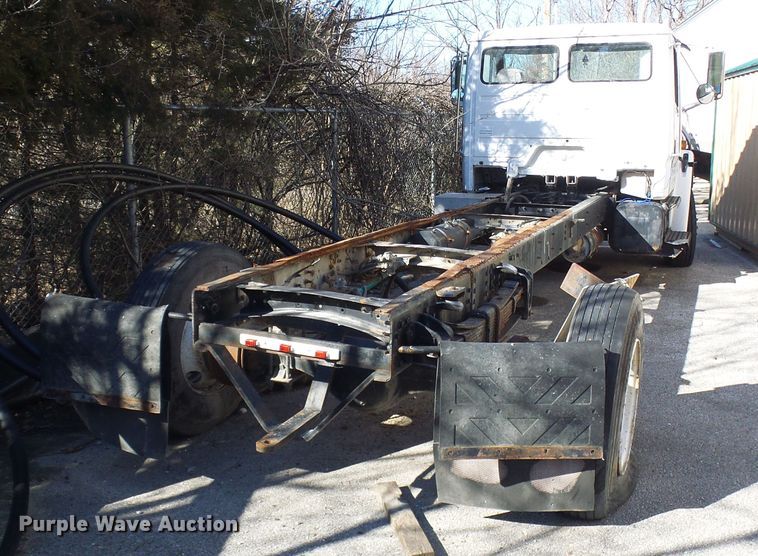 image for item DD1769 1999 Freightliner FL70 truck cab and chassis