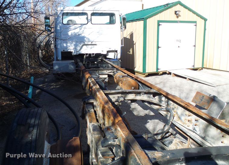 image for item DD1769 1999 Freightliner FL70 truck cab and chassis