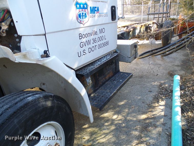 image for item DD1769 1999 Freightliner FL70 truck cab and chassis